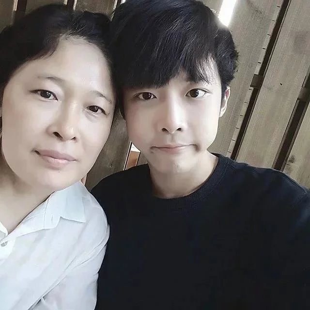 房翠磊荷